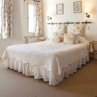 Vista desde la Habitación Superior de la Posada Los Cedros hacia el jardín y las sierras