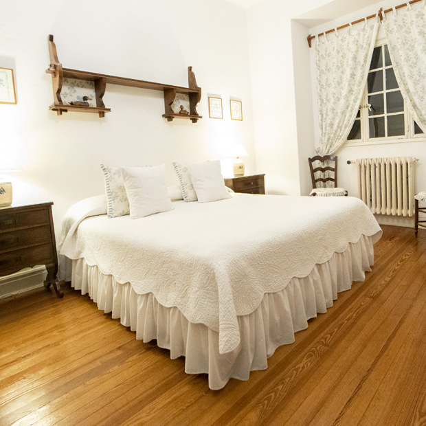 Detalle de la decoración en la Habitación Superior de la Posada Los Cedros con estilo rústico y elegante